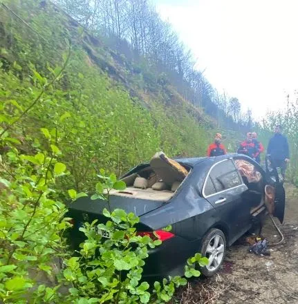 RİZE’DE BİR ARAÇ UÇURUMDAN AŞAĞI YUVARLANDI! 1 ÖLÜ