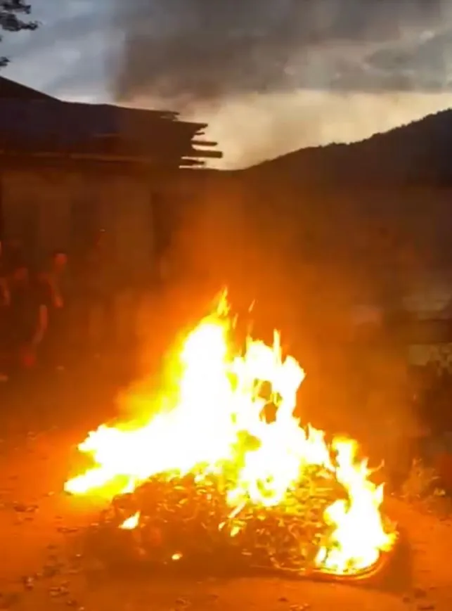 Çamlıhemşinli Çay Üreticisi Satamadığı Çayı Yakarak Protesto Ettti